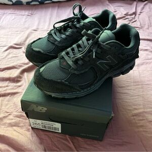 Size 8.5 men’s Newbalance 2002R Protection Pack